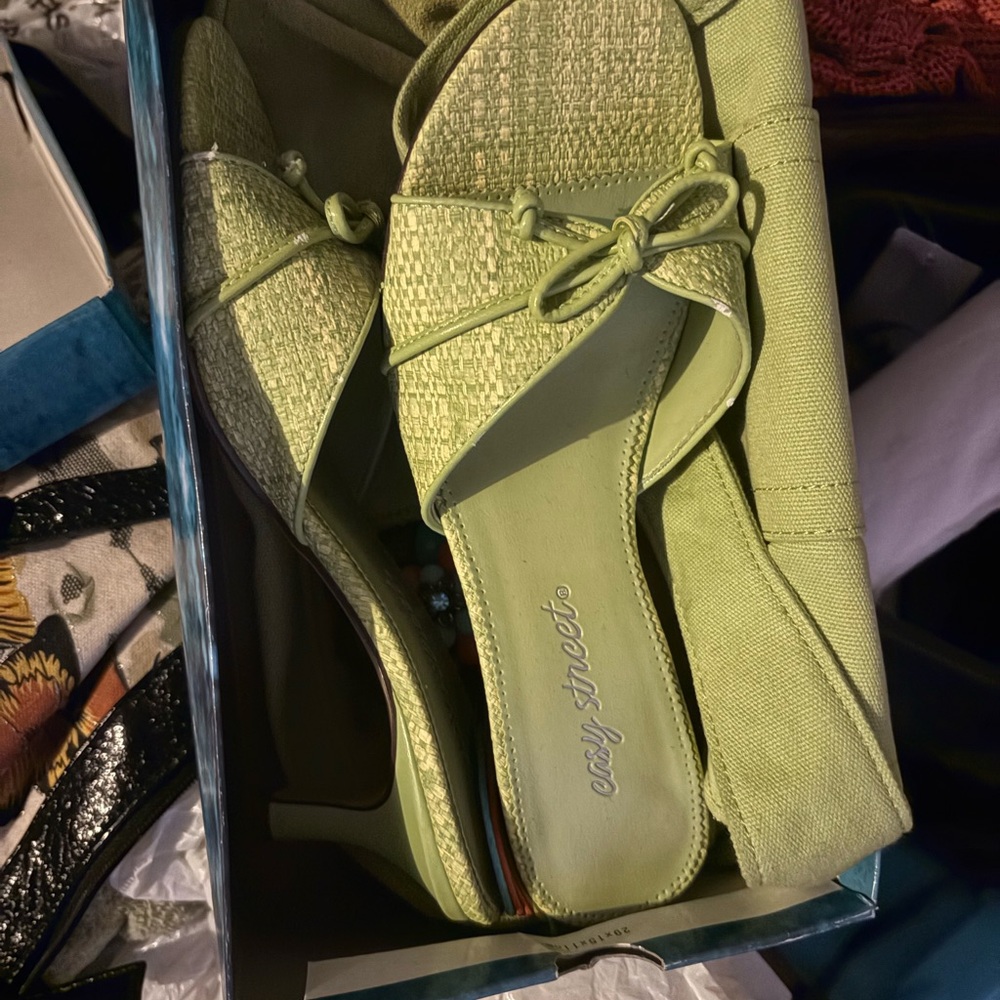 Easy Street Women's Green Heeled Sandals